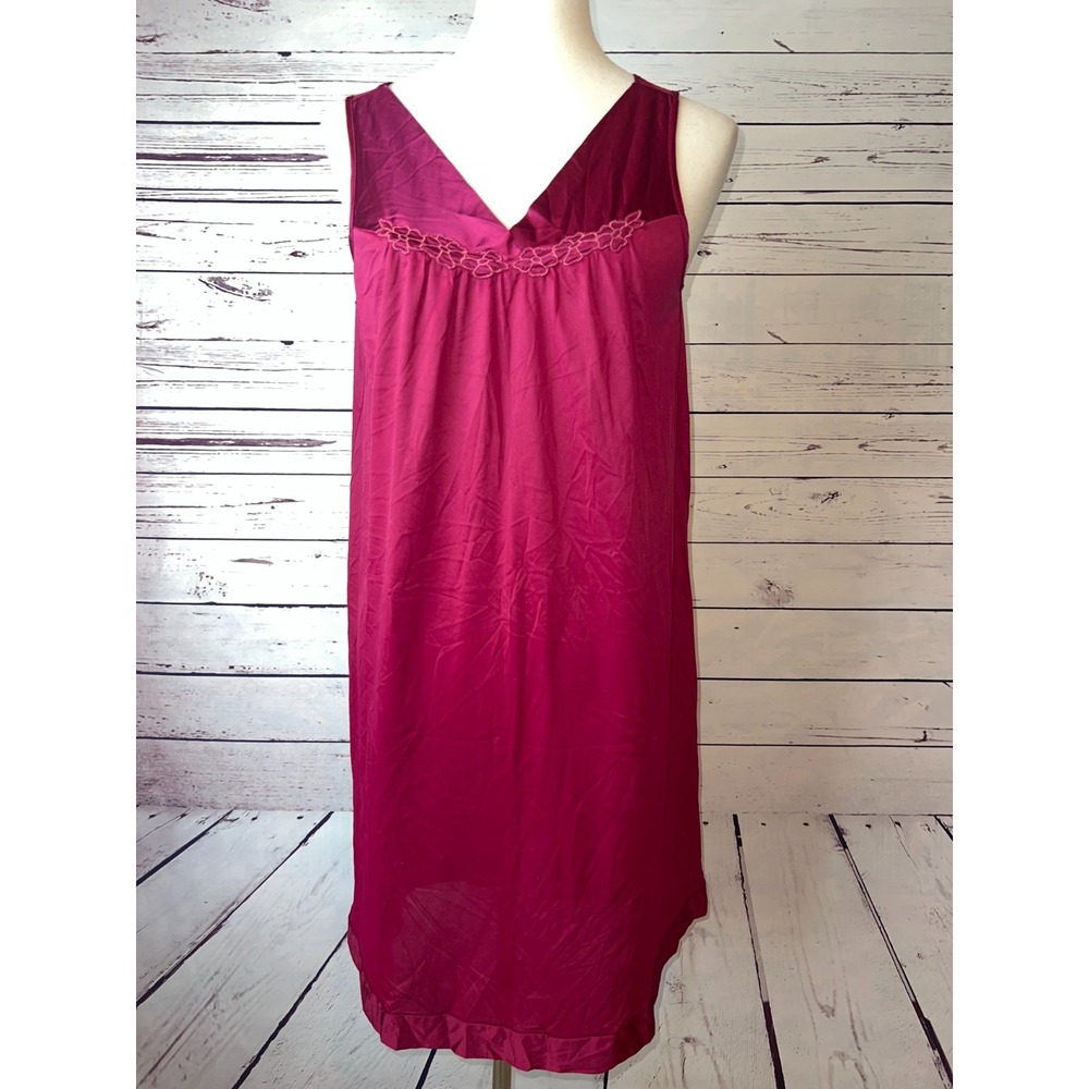 Vanity Fair Nightgown gown Medium Satin 30-107 Nylon Floral‎ Embroidered Vintage